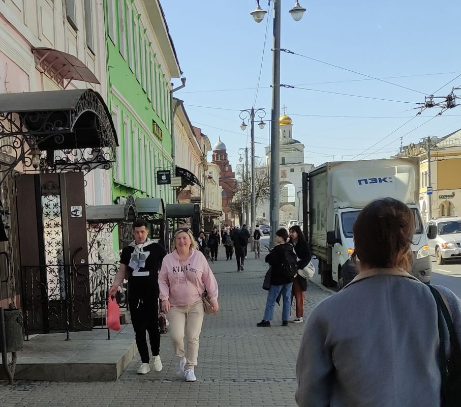 Всего 2 платья сделают из вас икону стиля в 2025: дизайнеры перечислили главные тренды для стильного гардероба
