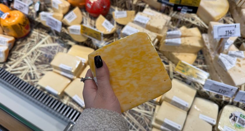 По карману каждому, очень вкусный, состав натуральный: в Роскачестве назвали лучший сыр, который есть в магазинах