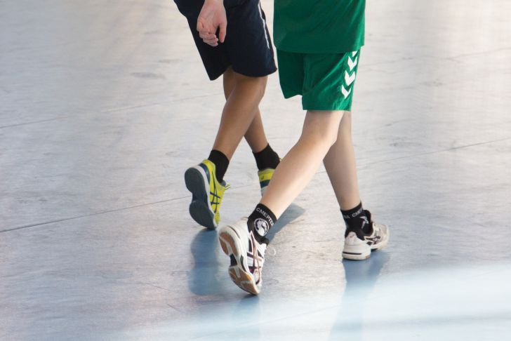 Как избавиться от черных пятен на обуви: идеи с подручными средствами