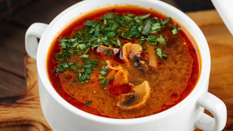 Зелень в супе не обмякнет и не завянет: простая хитрость сохранит цвет и аромат даже при варке