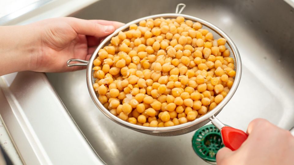 Так чистят нут опытные кулинары: шелуха с бобов отлетит сама