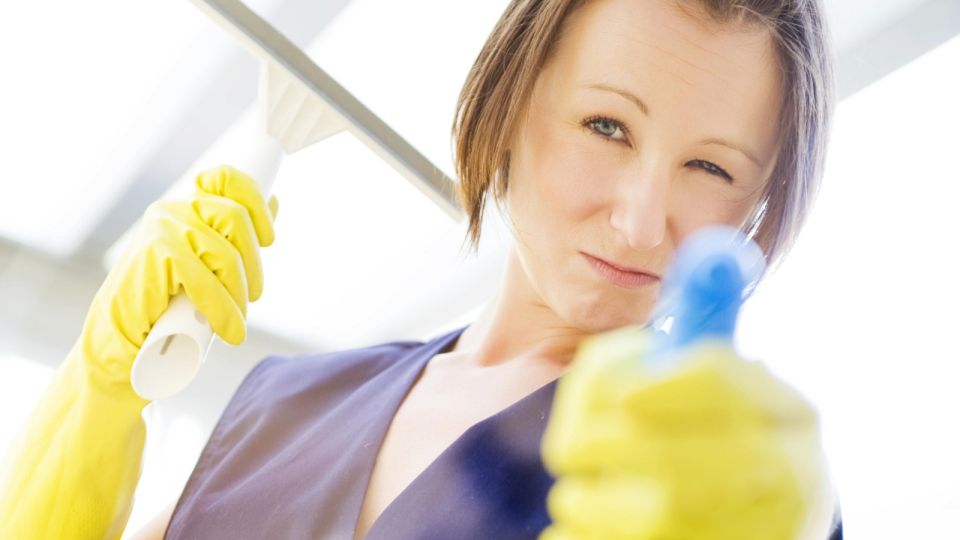 Линолеум возле плиты очистите в момент: вот что растворит старый жир