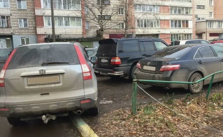Как соседи обуздали наглого автовладельца: история борьбы за порядок