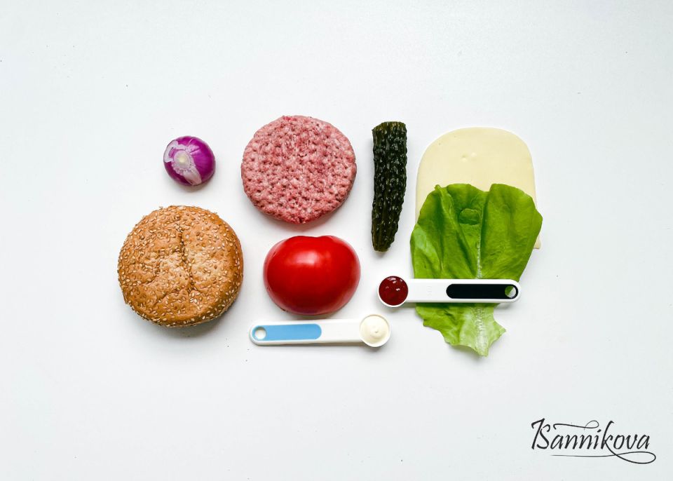 Новый взгляд на домашний бургер: сочное сочетание с огурцами и овощами