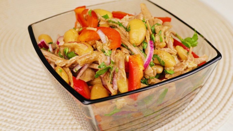 Салат с мясом, который порадует любителей здорового питания: быстрый и вкусный рецепт