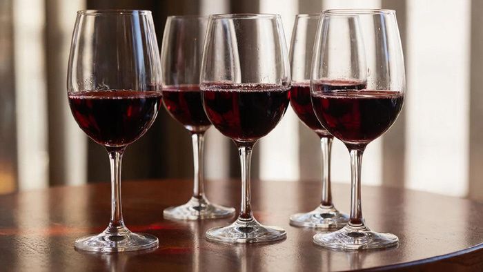 Как правильно рассчитать вино для новогоднего вечера: советы экспертов
