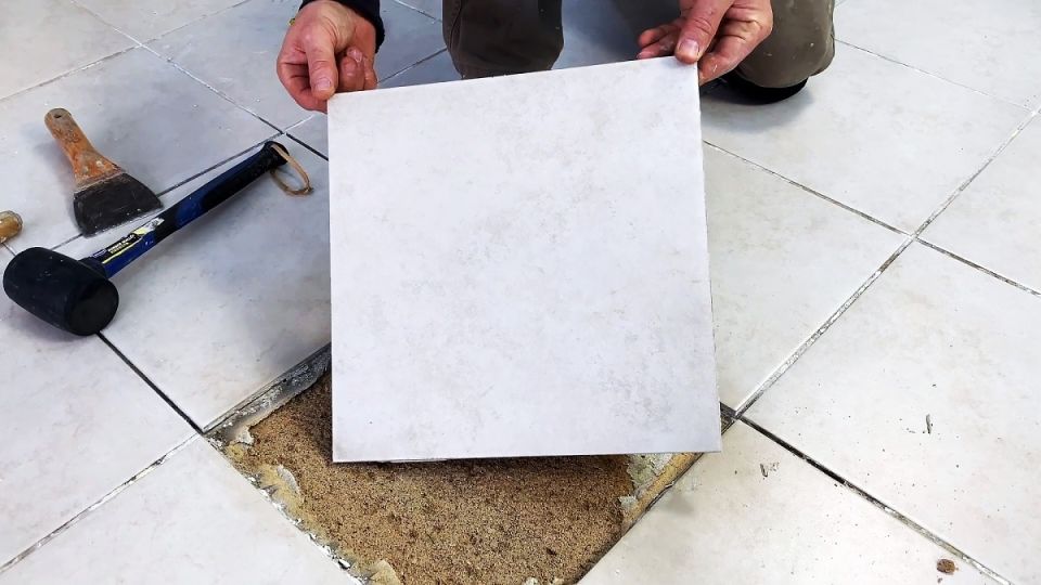 Секреты аккуратного снятия плитки: как сохранить целостность