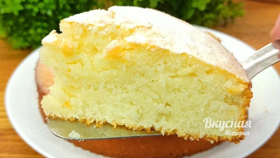 Как простой кефирный манный пирог улаживает вечерний час пик без яиц