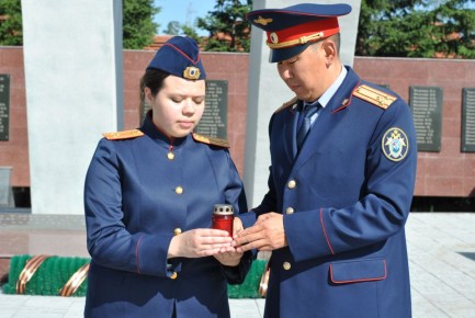 В Бурятии сотрудники следственного управления приняли участие в траурных мероприятиях, посвященных Дню памяти и скорби
