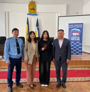 Прокурор Советского района города Улан-Удэ Андрей Багаев принял участие в торжественной церемонии вручения детям участников специальной военной операции памятных знаков «Мой папа — герой»