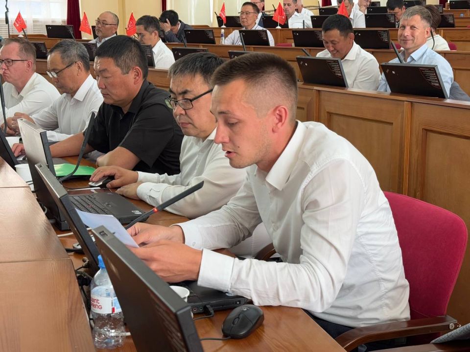 От Комитета Народного Хурала Республики Бурятия по межрегиональным связям, национальным вопросам, молодежной политике, общественным и религиозным объединениям депутат Александр Батурин на сессии республиканского парламента...