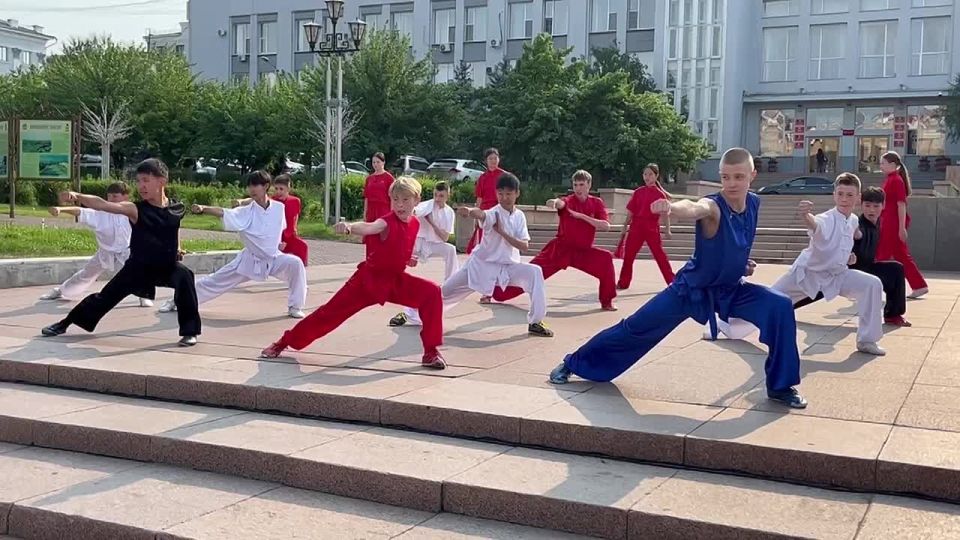 Бодрое утро, Улан-Удэ!. По летней традиции на площади Советов в 8:00 началась утренняя зарядка