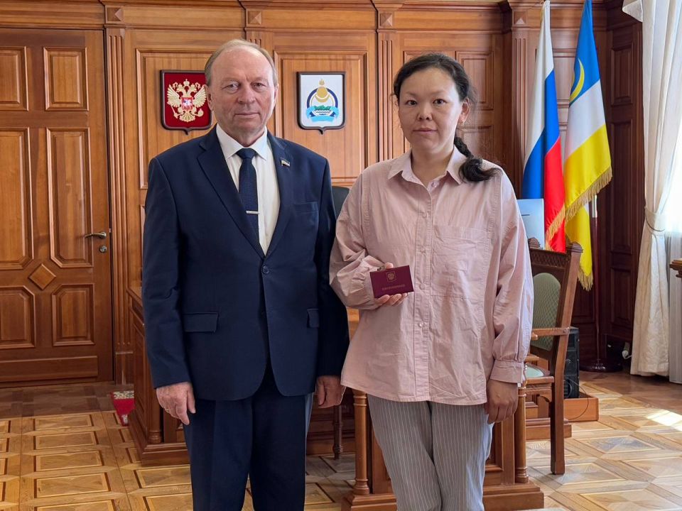 Сегодня Председатель Народного Хурала Республики Бурятия Владимир Павлов вручил удостоверения мировым судьям, назначенным на очередной 12-й сессии республиканского парламента