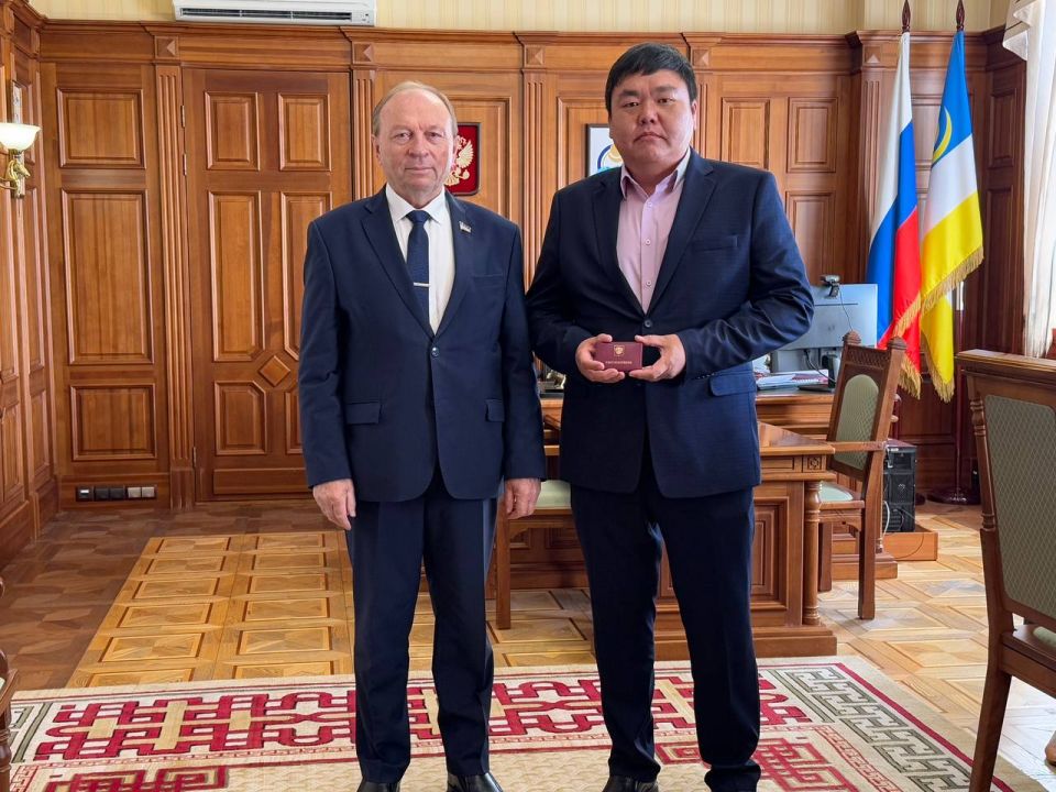 Сегодня Председатель Народного Хурала Республики Бурятия Владимир Павлов вручил удостоверения мировым судьям, назначенным на очередной 12-й сессии республиканского парламента