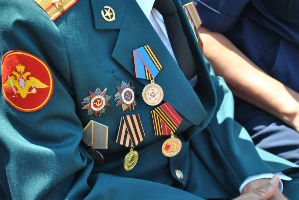 Сотрудники следственного управления Следственного комитета Российской Федерации по Республике Бурятии навестили фронтовика и вручили ему памятную медаль «80 лет Победы в Великой Отечественной войне 1941-1945 гг.»