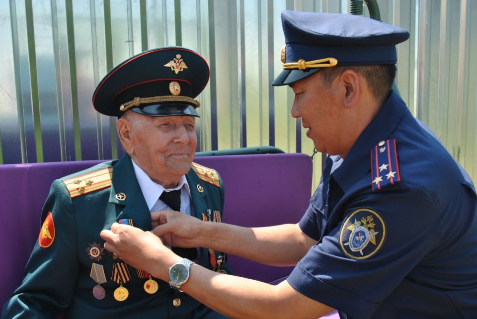 Сотрудники следственного управления Следственного комитета Российской Федерации по Республике Бурятии навестили фронтовика и вручили ему памятную медаль «80 лет Победы в Великой Отечественной войне 1941-1945 гг.»