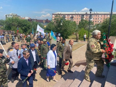 В завершение митинга всех ушедших воинов почтили минутой молчания, а затем возложили цветы к памятнику «Ровесникам, ушедшим в бой»