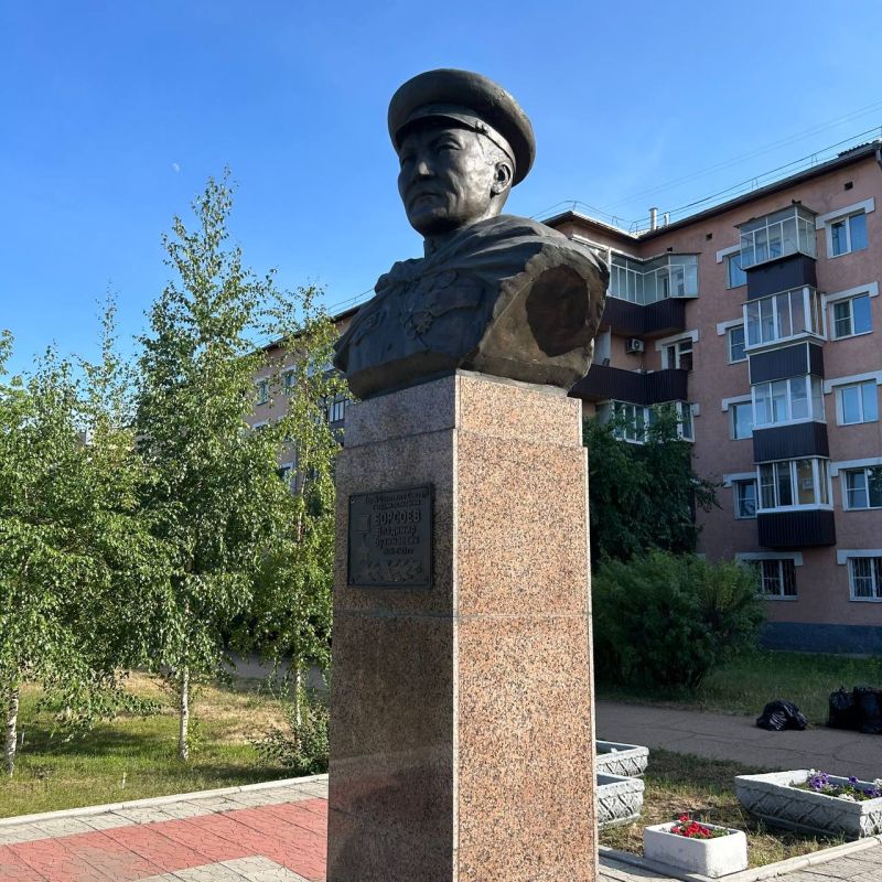 Трудовой отряд мэра Улан-Удэ провел уборку вокруг памятника Борсоеву