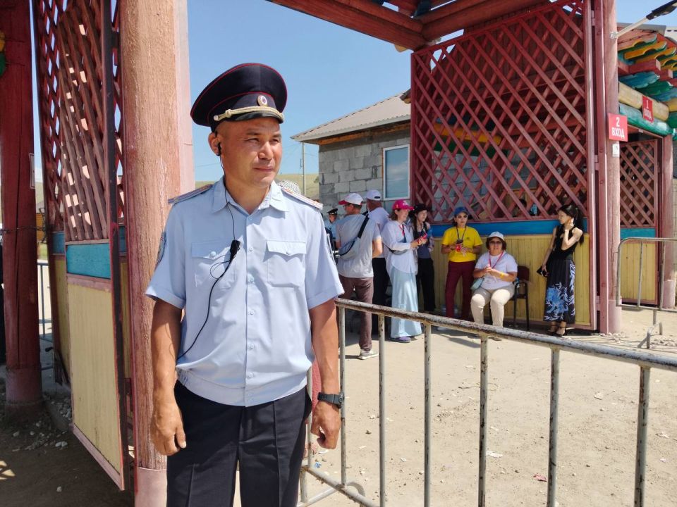 Сотрудники полиции обеспечивают охрану общественного порядка на Международном музыкальном фестивале «Голос кочевников»