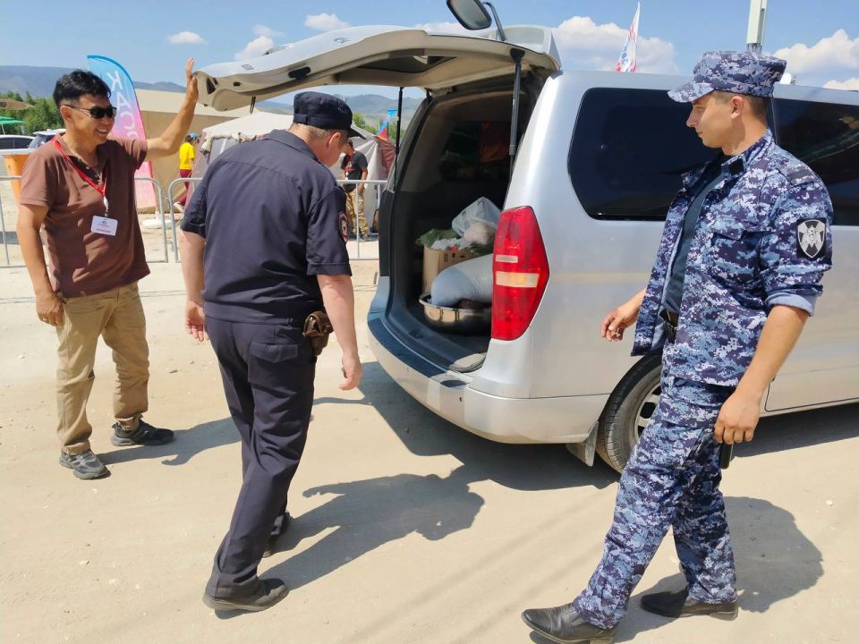 Сотрудники полиции обеспечивают охрану общественного порядка на Международном музыкальном фестивале «Голос кочевников»