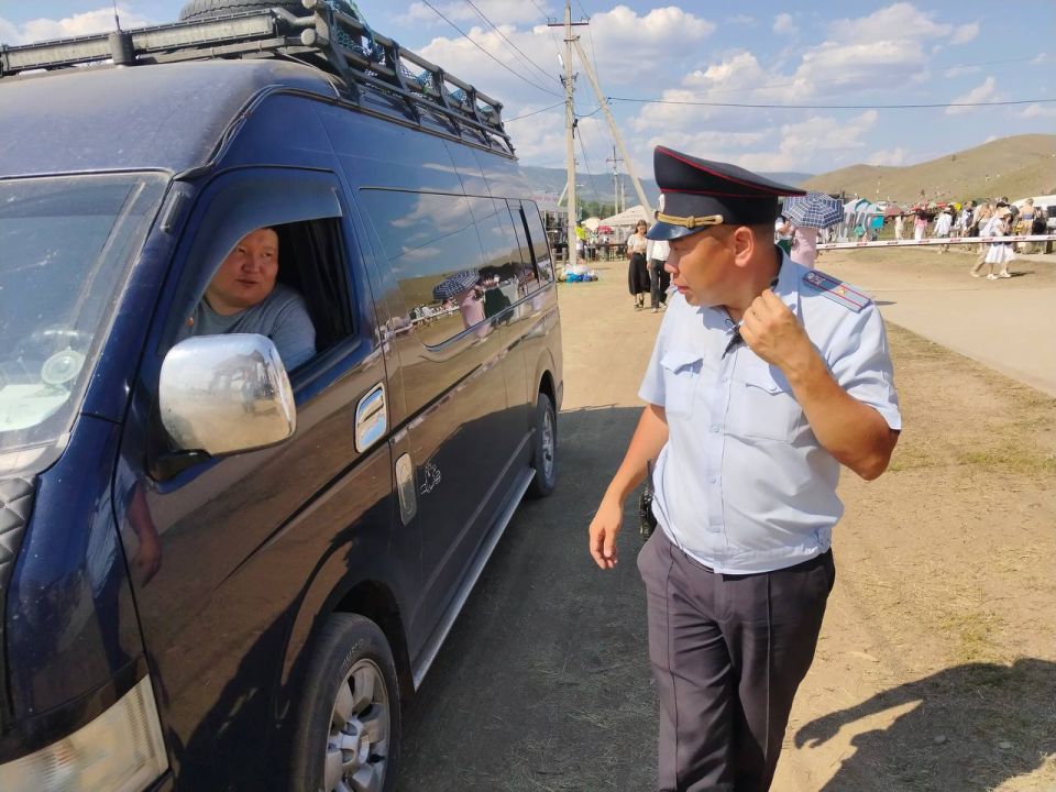 Сотрудники полиции обеспечивают охрану общественного порядка на Международном музыкальном фестивале «Голос кочевников»