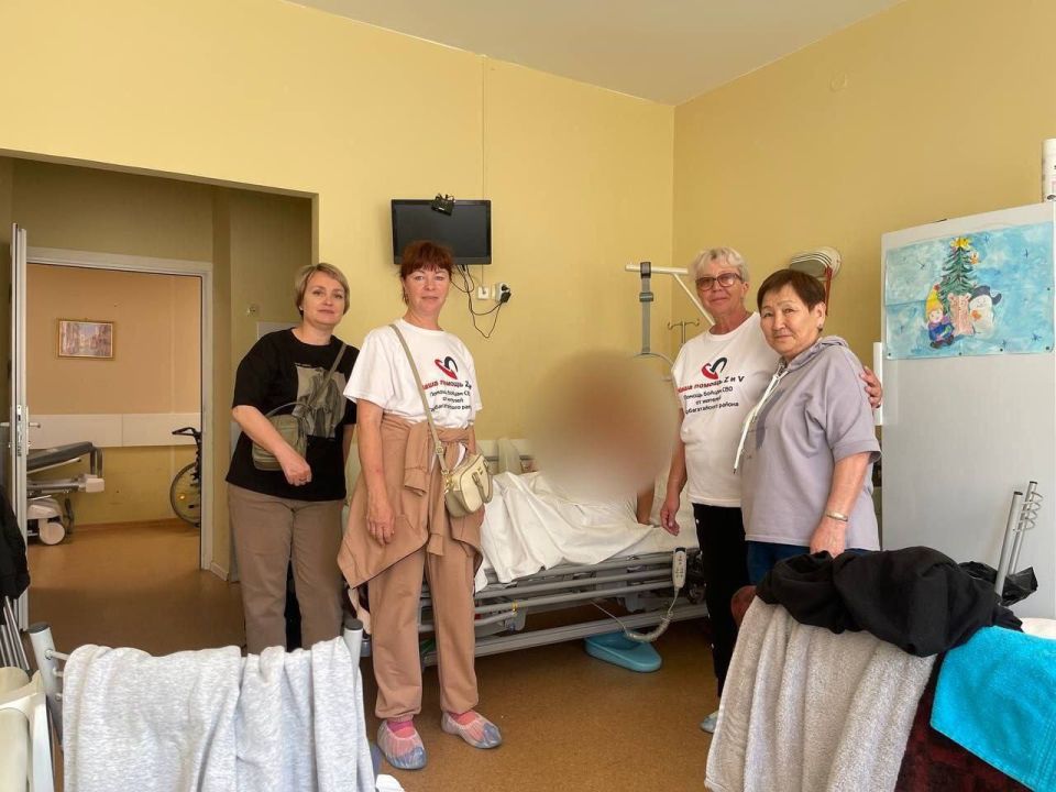 Депутат Народного Хурала Республики Бурятия, председатель регионального общественного совета партпроекта «Женское движение Единой России» Марина Рогачева совместно с волонтерами из Тарбагатайского района Ольгой Медведевой и...