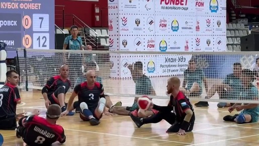 В Физкультурно-спортивном комплексе Улан-Удэ проходят Всероссийские соревнования среди ветеранов специальной военной операции «Кубок ФОНБЕТ по волейболу сидя»