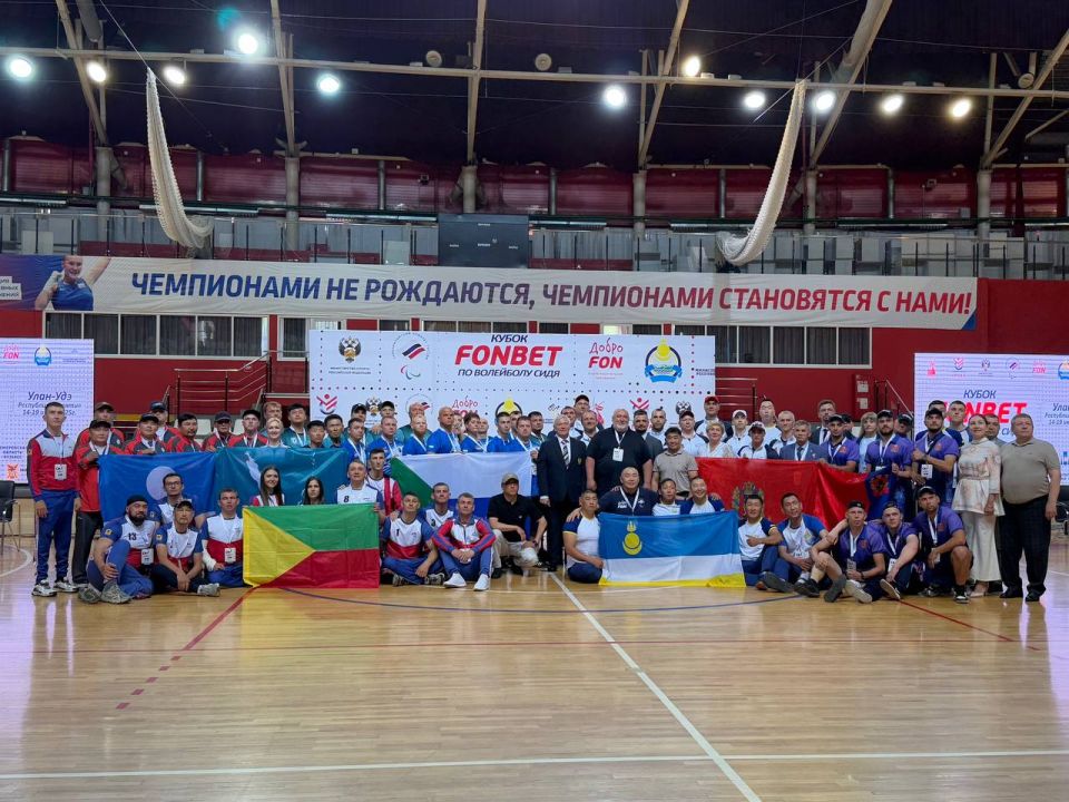 В Физкультурно-спортивном комплексе Улан-Удэ проходят Всероссийские соревнования среди ветеранов специальной военной операции «Кубок ФОНБЕТ по волейболу сидя»