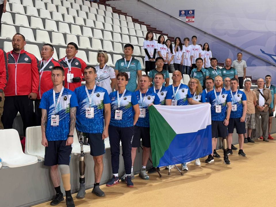 В Физкультурно-спортивном комплексе Улан-Удэ проходят Всероссийские соревнования среди ветеранов специальной военной операции «Кубок ФОНБЕТ по волейболу сидя»