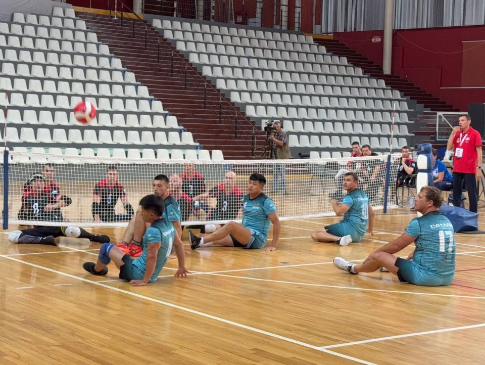 В Физкультурно-спортивном комплексе Улан-Удэ проходят Всероссийские соревнования среди ветеранов специальной военной операции «Кубок ФОНБЕТ по волейболу сидя»