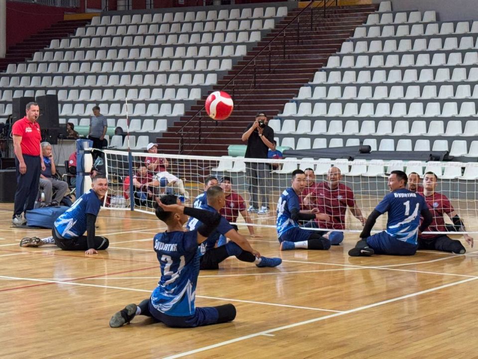 В Физкультурно-спортивном комплексе Улан-Удэ проходят Всероссийские соревнования среди ветеранов специальной военной операции «Кубок ФОНБЕТ по волейболу сидя»