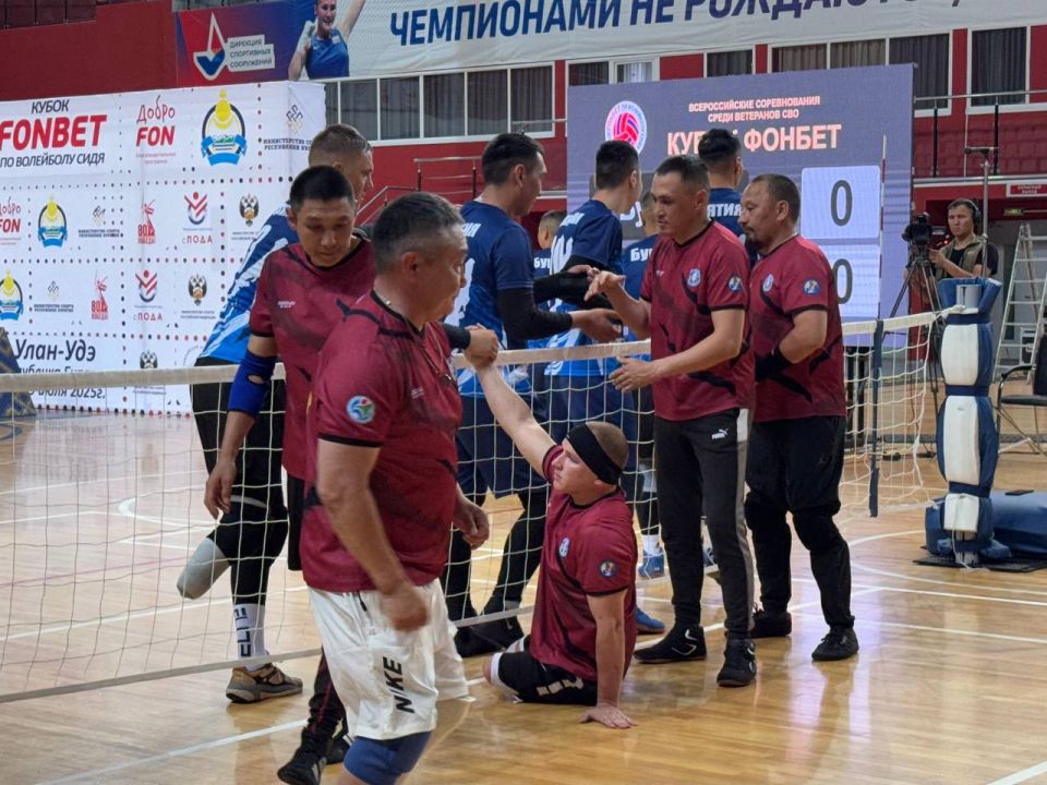 В Физкультурно-спортивном комплексе Улан-Удэ проходят Всероссийские соревнования среди ветеранов специальной военной операции «Кубок ФОНБЕТ по волейболу сидя»