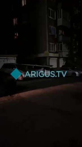 Нам пишут: Возле ТЦ «Юбилейный» из-за сильного ветра вывеска упала на машину!