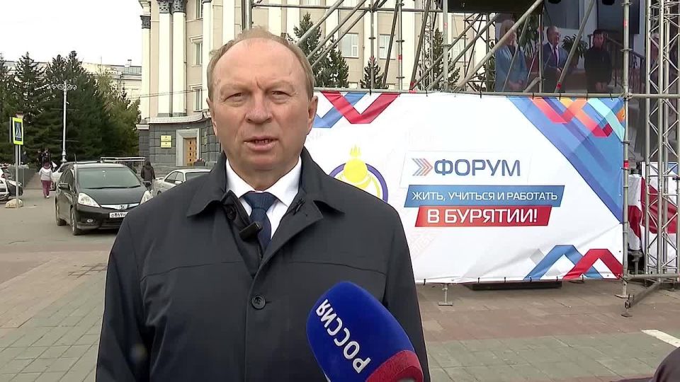 Арадай Хуралай Трлэгшэ Владимир Павлов «Ажамидарха, hураха, Буряадта ажаллаха!» гэhэн гаршагтай хуралдаанда хабаадаба