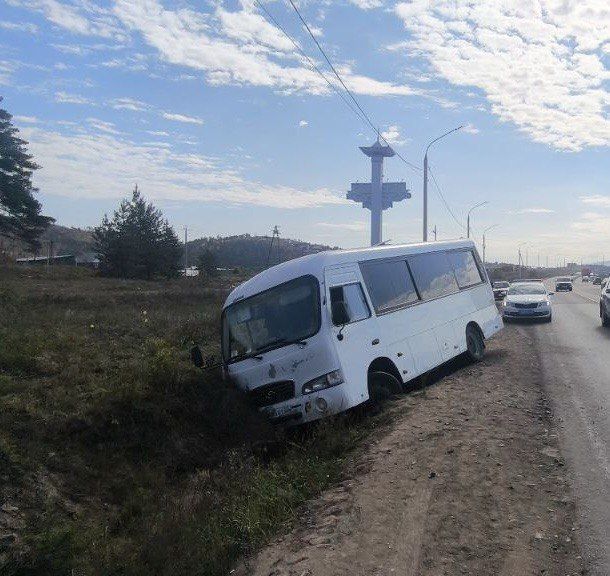 Сотрудники ГИБДД работают на месте ДТП с участием маршрутного автобуса