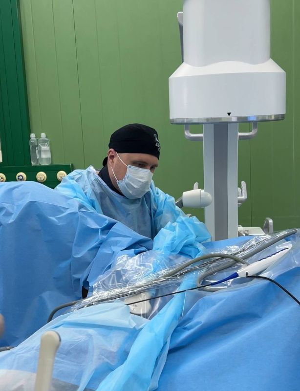 В Улан-Удэ урологи республиканской клинической больницы провели операцию женщине по удалению крупной кисты почки