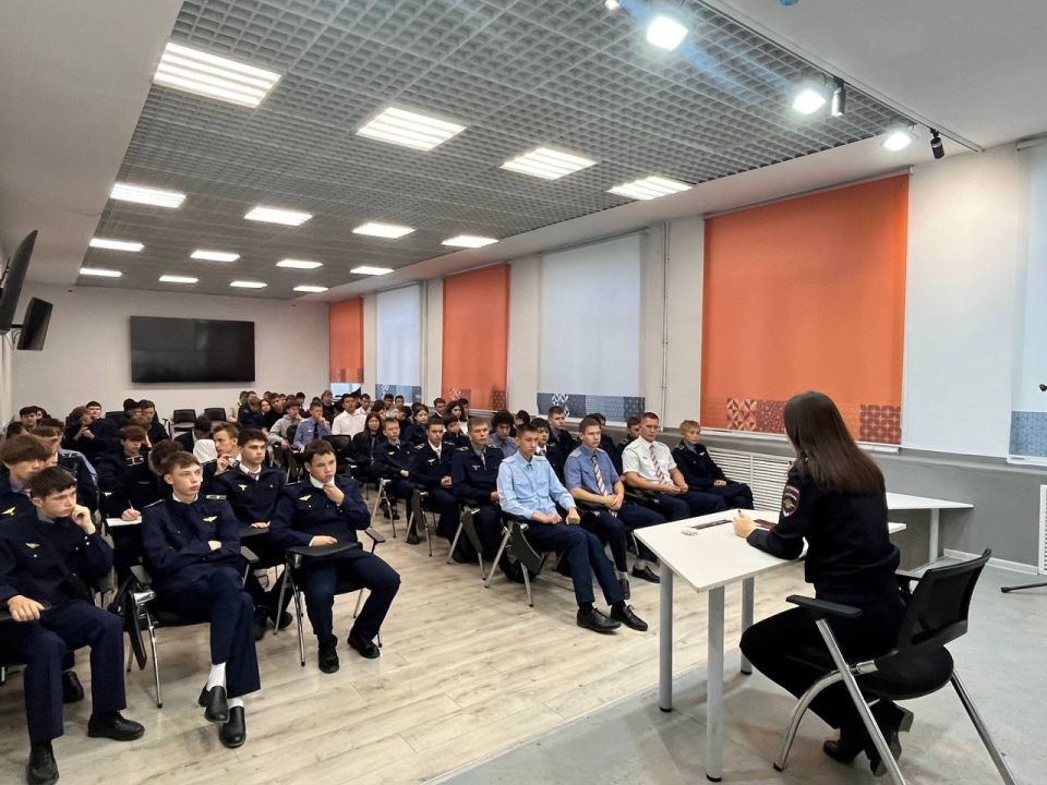 Полицейские Бурятии провели антинаркотическую беседу со студентами техникума