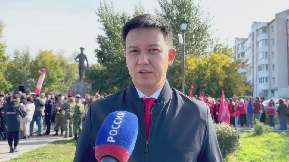 Арадай Хуралай регионууд хоорондын харилсаануудай талаар хорооной трлэгшын орлогшо Баир Цыренов Россин Герой Алдар Цыренжаповай баатаршалга гаргаhаар 15 жэлэй ойдо зорюулагдаhан митингдэ хабаадажа, омогорхолоо мэдлбэ