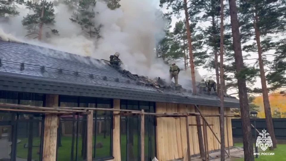 Сегодня утром в поселке Верхняя Березовка г. Улан-Удэ по улице Миланская произошло возгорание строящегося банного комплекса
