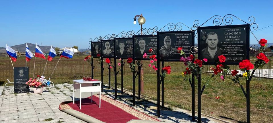 Сегодня в селе Окино-Ключи Бичурского района состоялась торжественная церемония открытия мемориальных досок погибшим при исполнении воинского долга на СВО воинам-землякам Александру Ивановичу Сафонову и Павлу Григорьевичу...