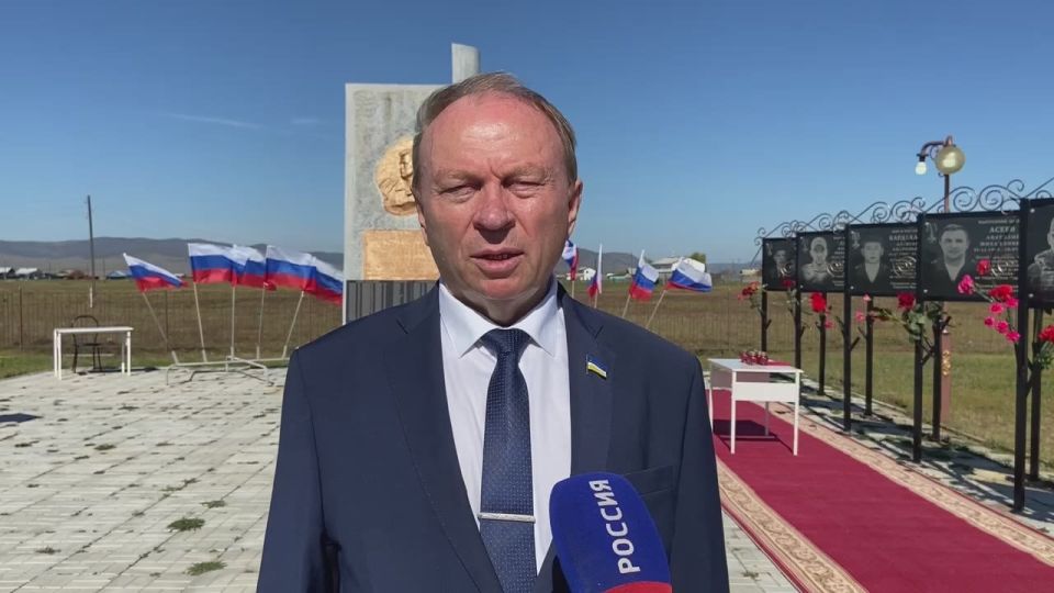 Буряад Уласай Арадай Хуралай Трлэгшэ Владимир Павлов мндэр Бэшрэй аймагай Окино-Ключи hууринда оршодог Илалтын парк шадар дурасахаалай самбарнуудые нээлгын еhололдо хабаадаба