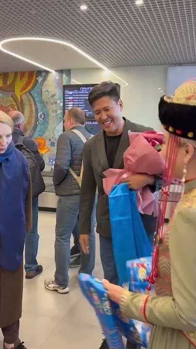 Медийным персонам Бурятии показали, как нужно выглядеть после многочасового перелета