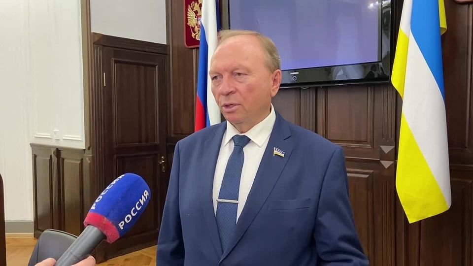 Мндэр Арадай Хуралай бага танхимда hайн дураараа туhалагшадта баярай бэшэгд гардуулагдаба
