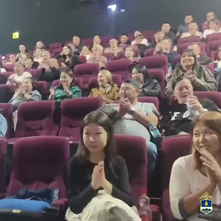 Полицейские и члены их семей побывали на коллективном показе фильма-трилогии Юрия Ботоева