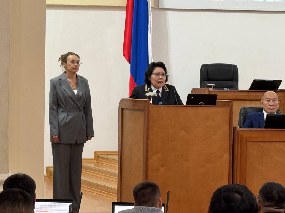 Председатель Верховного Суда Республики Бурятия Аида Бидогаева выступила на сессии докладчиком по вопросу «О проекте постановления Народного Хурала Республики Бурятия «О назначении на должности мировых судей в Республике...