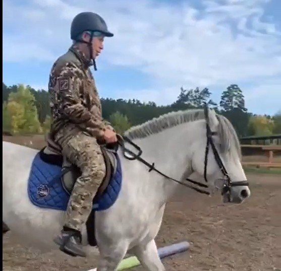 В Бурятии запустили проект по реабилитации раненых участников СВО с помощью иппотерапии