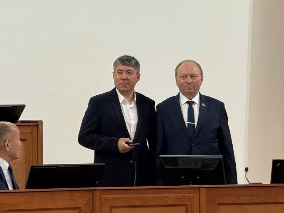 В начале пленарного заседания руководитель парламента Владимир Павлов вручил новому депутату Павлу Федорову удостоверение депутата Народного Хурала Республики Бурятия седьмого созыва