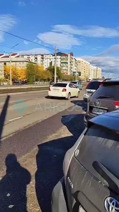 Нам пишут: из-за ямы на остановке «Интерьер» произошло ДТП