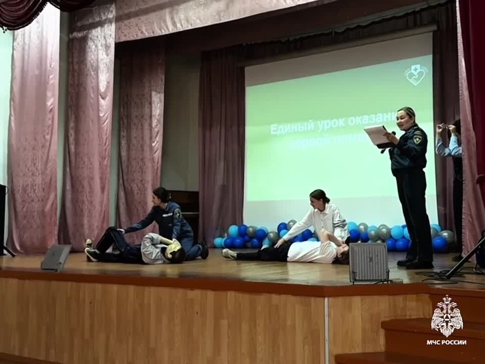 Отличные новости!. В 51 школе Улан-Удэ прошел единый урок первой помощи! Психологи Главного управления МЧС России по Республике Бурятия Ольга Файвушева и Екатерина Гараева провели познавательный мастер класс