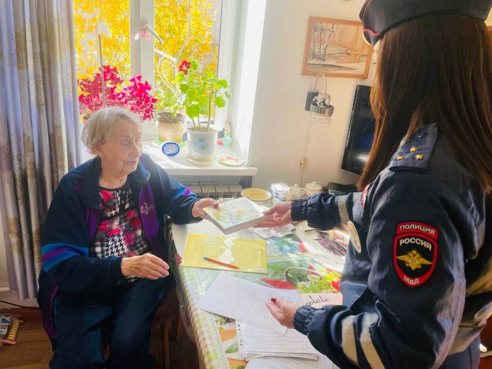 От сердца к сердцу: в Бурятии сотрудники полиции и общественники поздравили ветеранов МВД с Международным днём пожилого человека